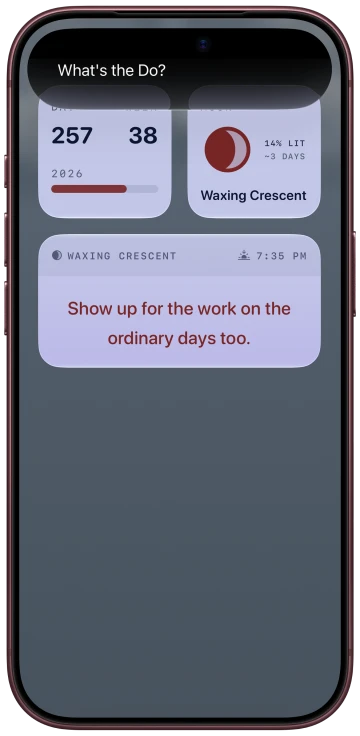 Siri on the Lock Screen asking “What’s the Do?” above Solarday’s widgets.